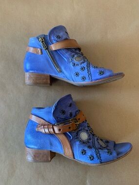 AS98 Blue Leather Floral Cutout Studded Peep Toe Ankle Bootie Sandals Size 38 💙